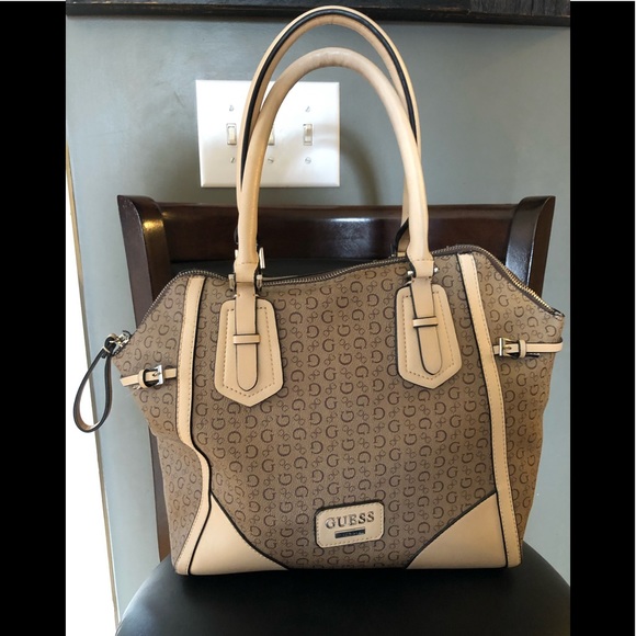 Guess Handbags - EUC GUESS SATCHEL BEAUTIFUL 🖤OFFERS 🤘